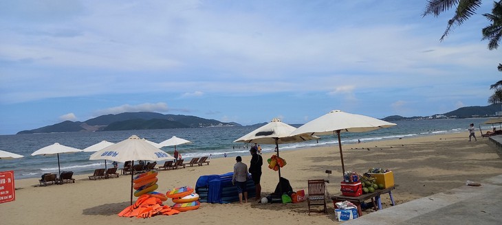 Hết dần mưa gió dịp nghỉ lễ, đông người đổ về Khánh Hòa - Ảnh 7.