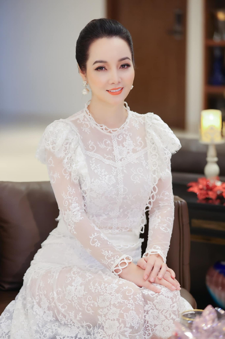 Sắc vóc Mai Thu Huyền - nàng Trúc "Những ngọn nến trong đêm" thay đổi ngỡ ngàng sau 20 năm - Ảnh 3. Sắc vóc Mai Thu Huyền - nàng Trúc "Những ngọn nến trong đêm" thay đổi ngỡ ngàng sau 20 năm - Ảnh 3.