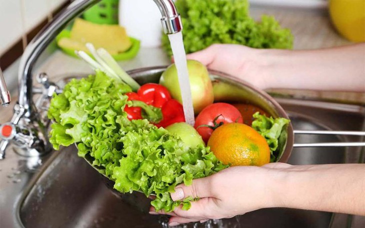 Cách xử trí ngộ độc thực phẩm khi đi du lịch mùa hè