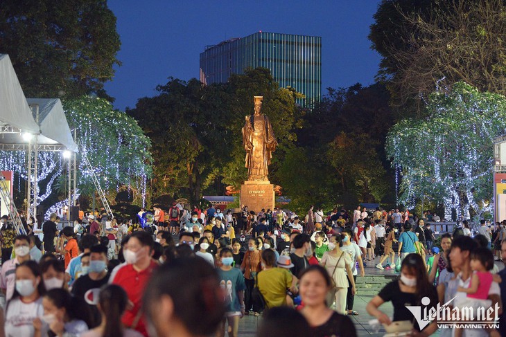 'Biển' người chen chân ở phố đi bộ hồ Gươm - Ảnh 3.
