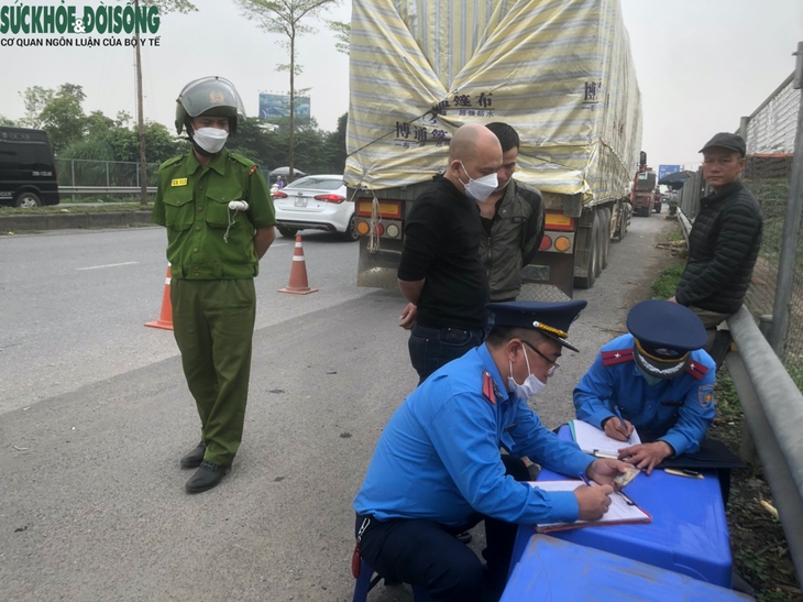 Mật phục xử lý xe quá tải ‘né’ trạm cân cầu Thăng Long - Ảnh 7.