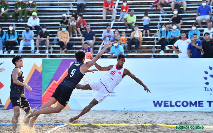 Bóng ném bãi biển Việt Nam chạm tay vào tấm Huy chương Vàng SEA Games 31
