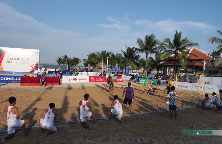 Bóng ném bãi biển Việt Nam chạm tay vào tấm HCV SEA Games 31 sau trận thắng Singapore - Ảnh 3. Bóng ném bãi biển Việt Nam chạm tay vào tấm HCV SEA Games 31 sau trận thắng Singapore - Ảnh 3.