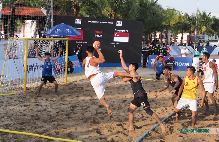 Bóng ném bãi biển Việt Nam chạm tay vào tấm HCV SEA Games 31 sau trận thắng Singapore - Ảnh 4. Bóng ném bãi biển Việt Nam chạm tay vào tấm HCV SEA Games 31 sau trận thắng Singapore - Ảnh 4.