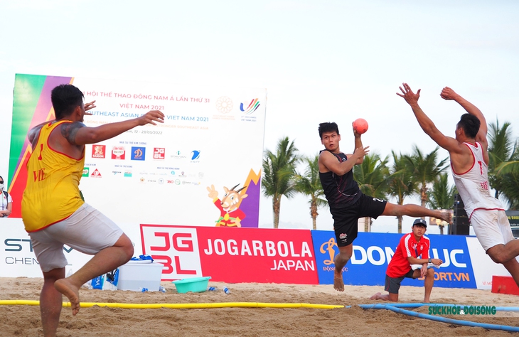 Bóng ném bãi biển Việt Nam chạm tay vào tấm HCV SEA Games 31 sau trận thắng Singapore - Ảnh 13. Bóng ném bãi biển Việt Nam chạm tay vào tấm HCV SEA Games 31 sau trận thắng Singapore - Ảnh 13.
