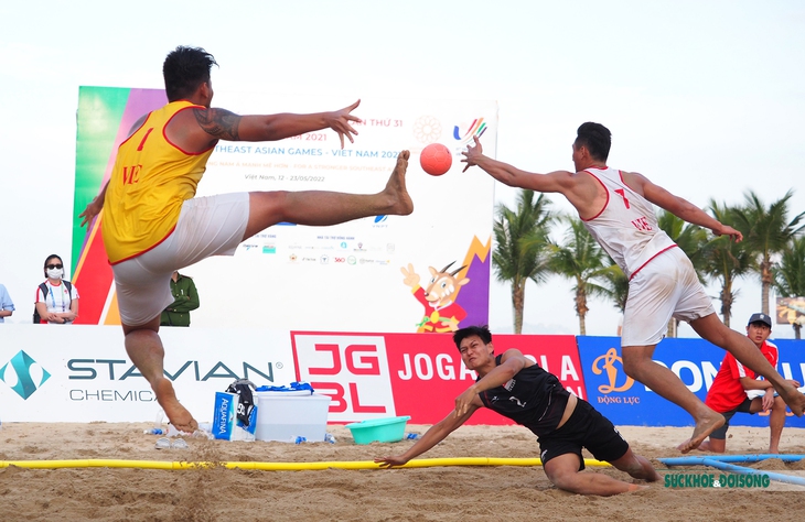 Bóng ném bãi biển Việt Nam chạm tay vào tấm HCV SEA Games 31 sau trận thắng Singapore - Ảnh 11. Bóng ném bãi biển Việt Nam chạm tay vào tấm HCV SEA Games 31 sau trận thắng Singapore - Ảnh 11.
