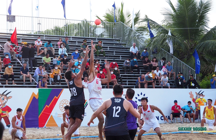 Bóng ném bãi biển Việt Nam chạm tay vào tấm HCV SEA Games 31 sau trận thắng Singapore - Ảnh 12. Bóng ném bãi biển Việt Nam chạm tay vào tấm HCV SEA Games 31 sau trận thắng Singapore - Ảnh 12.