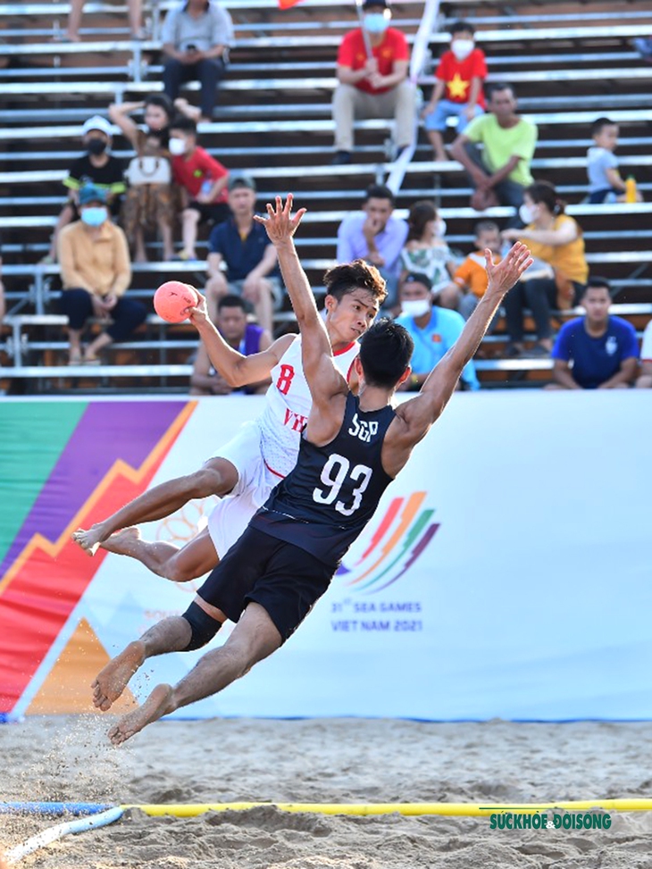 Bóng ném bãi biển Việt Nam chạm tay vào tấm HCV SEA Games 31 sau trận thắng Singapore - Ảnh 9. Bóng ném bãi biển Việt Nam chạm tay vào tấm HCV SEA Games 31 sau trận thắng Singapore - Ảnh 9.