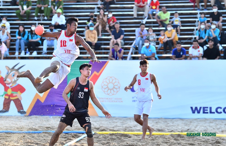Bóng ném bãi biển Việt Nam chạm tay vào tấm HCV SEA Games 31 sau trận thắng Singapore - Ảnh 8. Bóng ném bãi biển Việt Nam chạm tay vào tấm HCV SEA Games 31 sau trận thắng Singapore - Ảnh 8.