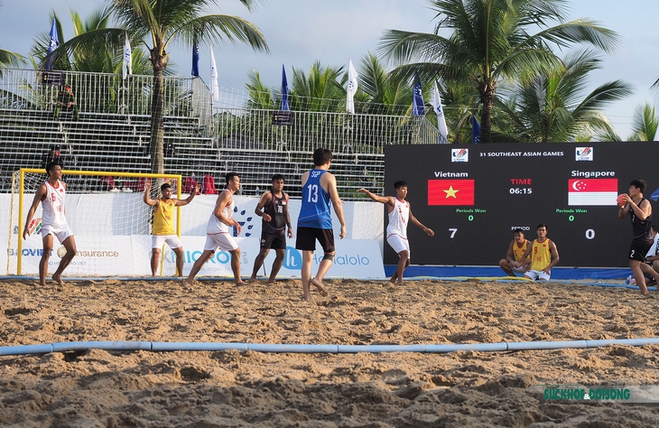 Bóng ném bãi biển Việt Nam chạm tay vào tấm HCV SEA Games 31 sau trận thắng Singapore - Ảnh 5. Bóng ném bãi biển Việt Nam chạm tay vào tấm HCV SEA Games 31 sau trận thắng Singapore - Ảnh 5.