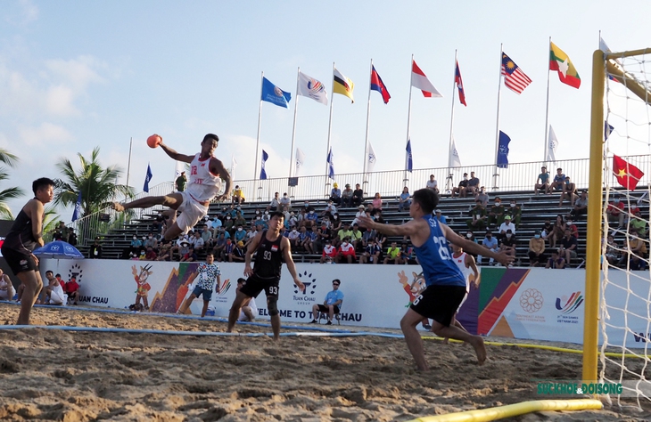 Bóng ném bãi biển Việt Nam chạm tay vào tấm HCV SEA Games 31 sau trận thắng Singapore - Ảnh 7. Bóng ném bãi biển Việt Nam chạm tay vào tấm HCV SEA Games 31 sau trận thắng Singapore - Ảnh 7.