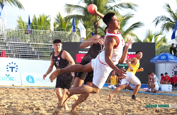 Bóng ném bãi biển Việt Nam chạm tay vào tấm HCV SEA Games 31 sau trận thắng Singapore - Ảnh 6. Bóng ném bãi biển Việt Nam chạm tay vào tấm HCV SEA Games 31 sau trận thắng Singapore - Ảnh 6.