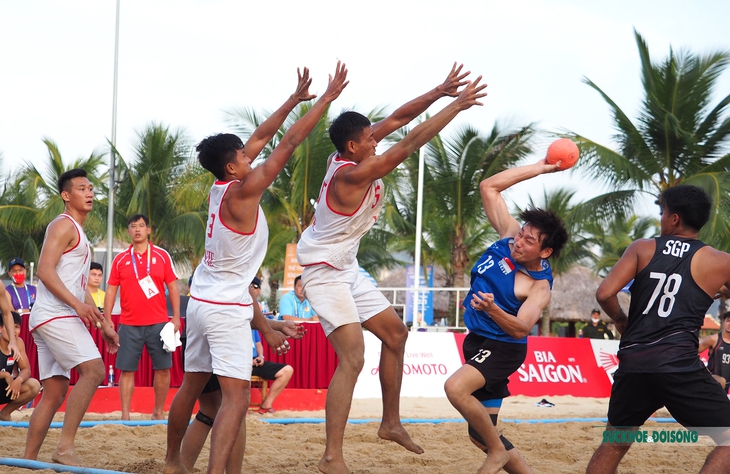 Bóng ném bãi biển Việt Nam chạm tay vào tấm HCV SEA Games 31 sau trận thắng Singapore - Ảnh 2. Bóng ném bãi biển Việt Nam chạm tay vào tấm HCV SEA Games 31 sau trận thắng Singapore - Ảnh 2.