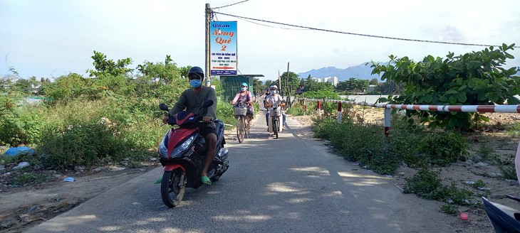 Khánh Hòa: Run rẫy với cầu gỗ cheo leo ở phố - Ảnh 6. Khánh Hòa: Run rẫy với cầu gỗ cheo leo ở phố - Ảnh 6.
