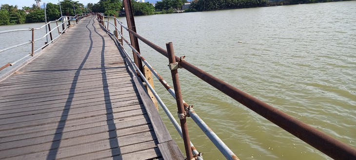 Khánh Hòa: Run rẫy với cầu gỗ cheo leo ở phố - Ảnh 7. Khánh Hòa: Run rẫy với cầu gỗ cheo leo ở phố - Ảnh 7.