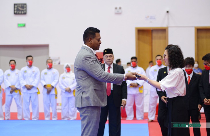 Ấn tượng nghi lễ trao kiếm tại ngày khai mạc môn Pencak Silat - Ảnh 8. Ấn tượng nghi lễ trao kiếm tại ngày khai mạc môn Pencak Silat - Ảnh 8.