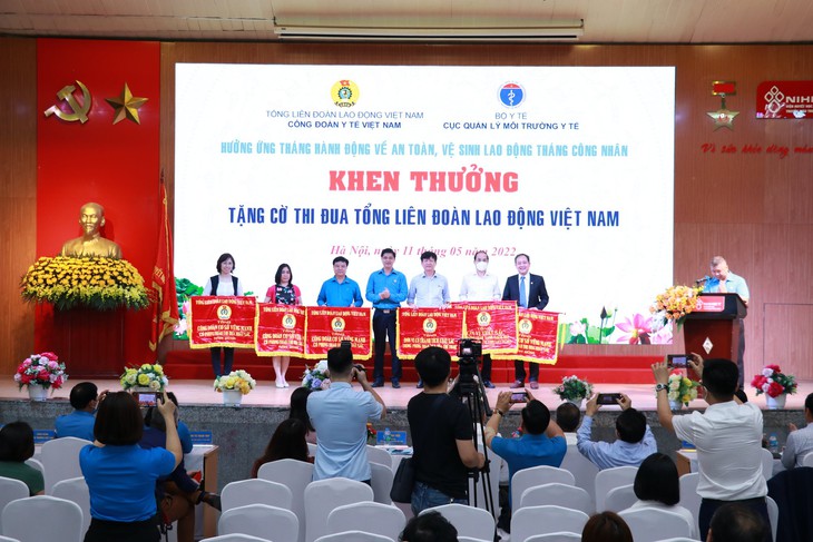Các đơn vị, cá nhân nhận cờ thi đua khen thưởng Các đơn vị, cá nhân nhận cờ thi đua khen thưởng