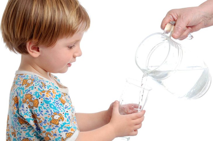 Bù nước và điện giải cho trẻ bị tiêu chảy cấp thế nào là tốt? - Ảnh 1.