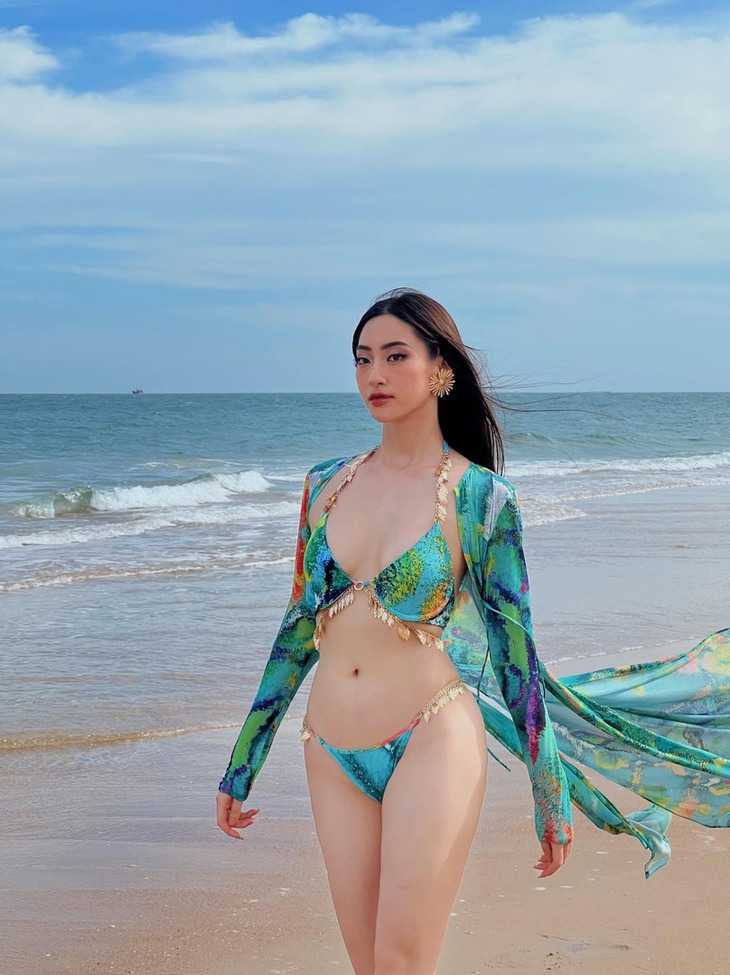 Hoa hậu Lương Thùy Linh khoe body 'nữ thần' đón hè cùng đôi chân dài 1m22 - Ảnh 2.