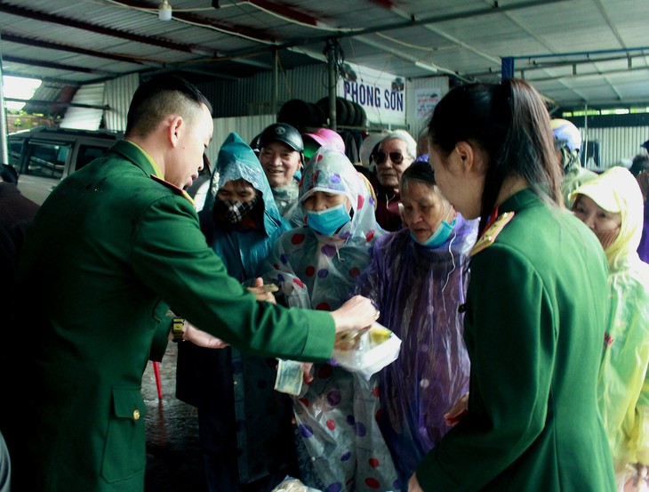 Những suất cơm 2.000 ấm lòng lao động nghèo và người bệnh - Ảnh 2.