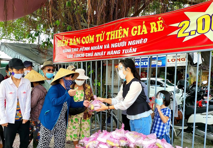 Những suất cơm 2.000 ấm lòng lao động nghèo và người bệnh - Ảnh 1.