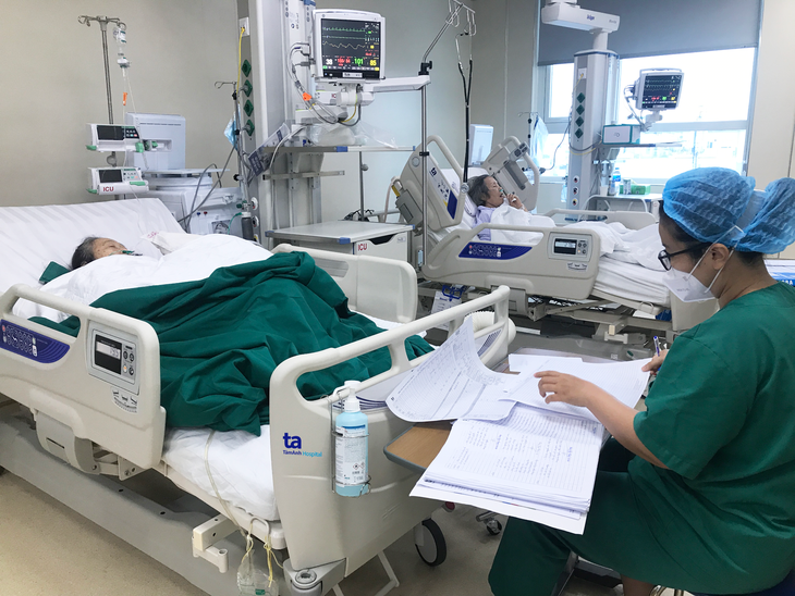 Gặp bạn học giữa hoàn cảnh éo le, nữ điều dưỡng thay đổi ý định bỏ nghề - Ảnh 2.