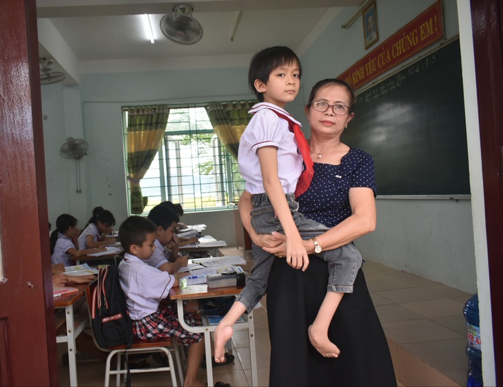 “Con nguyện làm đôi chân của bạn đến mãi sau này” - Ảnh 2. “Con nguyện làm đôi chân của bạn đến mãi sau này” - Ảnh 2.
