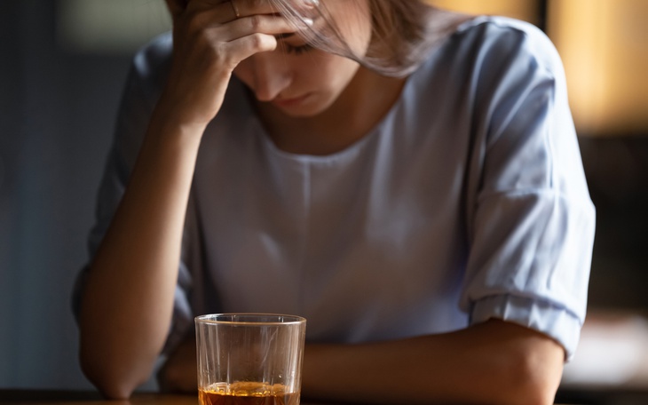 Vì sao uống rượu dễ khiến nam giới "tắt hứng", phụ nữ ngưng rụng trứng?