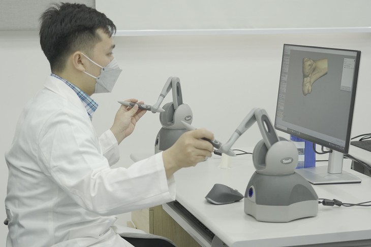 "Thước ngắm phẫu thuật" độc quyền "made in Vietnam" nâng độ chính xác của phẫu thuật khớp gối lên đến hơn 98% - Ảnh 1.