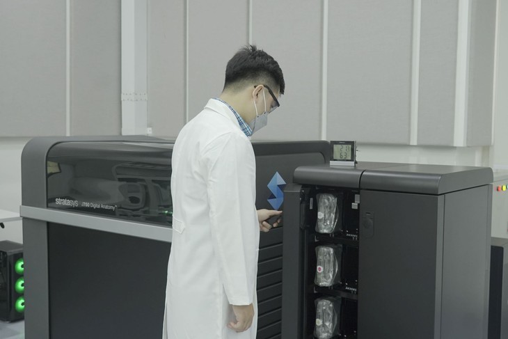 "Thước ngắm phẫu thuật" độc quyền "made in Vietnam" nâng độ chính xác của phẫu thuật khớp gối lên đến hơn 98% - Ảnh 2.