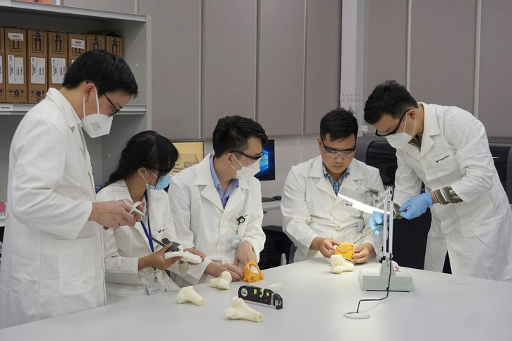 "Thước ngắm phẫu thuật" độc quyền "made in Vietnam" nâng độ chính xác của phẫu thuật khớp gối lên đến hơn 98% - Ảnh 4.