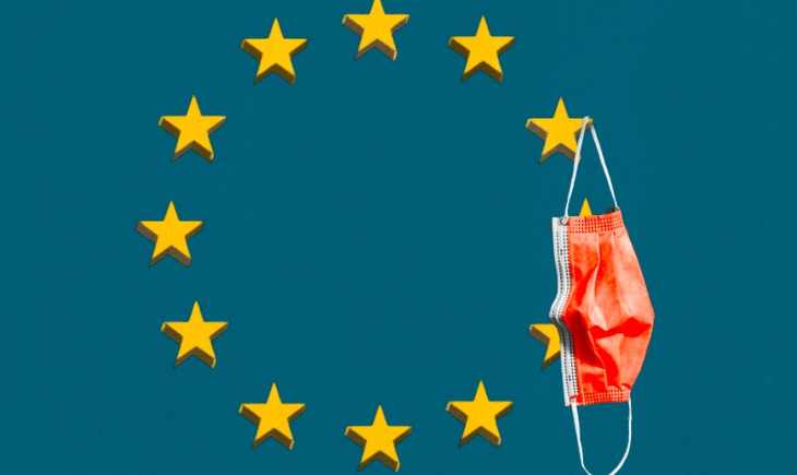 EU bỏ quy định bắt buộc đeo khẩu trang trên các chuyến bay và sân bay - Ảnh 1.