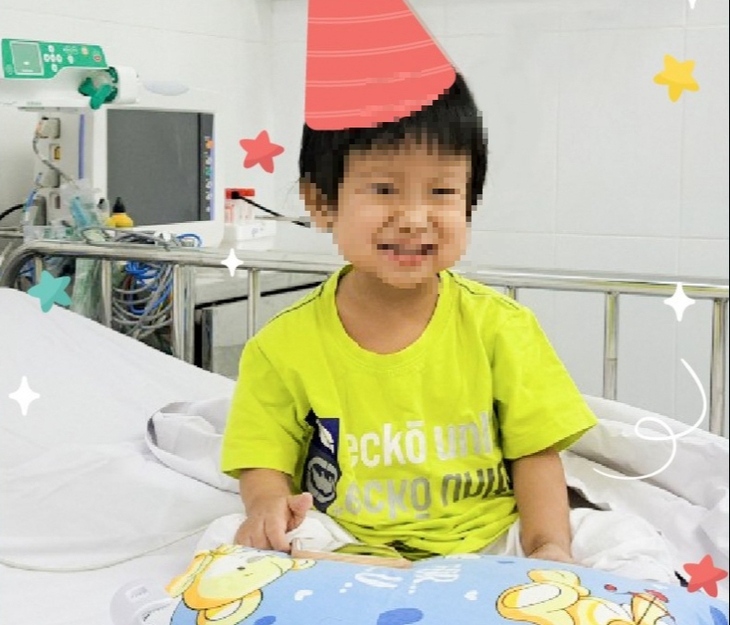 Bị teo đường mật, bé gái 3 tuổi được cứu nhờ gan của mẹ - Ảnh 1.