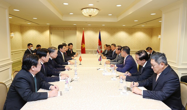 Thủ tướng Chính phủ Phạm Minh Chính gặp Thủ tướng Campuchia Hun Sen - Ảnh 1. Thủ tướng Chính phủ Phạm Minh Chính gặp Thủ tướng Campuchia Hun Sen - Ảnh 1.
