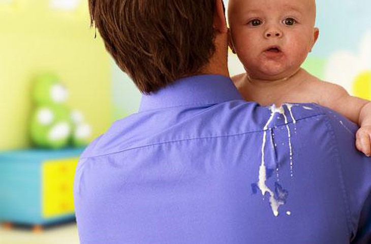 Cách xử trí, chăm sóc bé nôn và tiêu chảy - Ảnh 1.