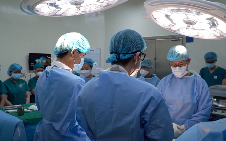 Xúc động rơi nước mắt phút cúi đầu của y bác sĩ dành cho thanh niên 19 tuổi hiến tạng cứu người
