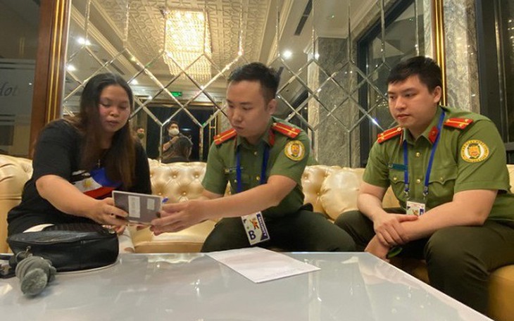 Khách nước ngoài rơi ví trong khai mạc SEA Games 31, công an tìm đến tận khách sạn trao trả