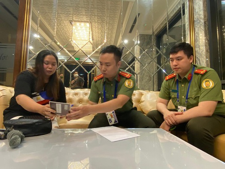 Trao trả tài sản du khách nước ngoài bị rơi trong lễ khai mạc SEA games 31 - Ảnh 2.