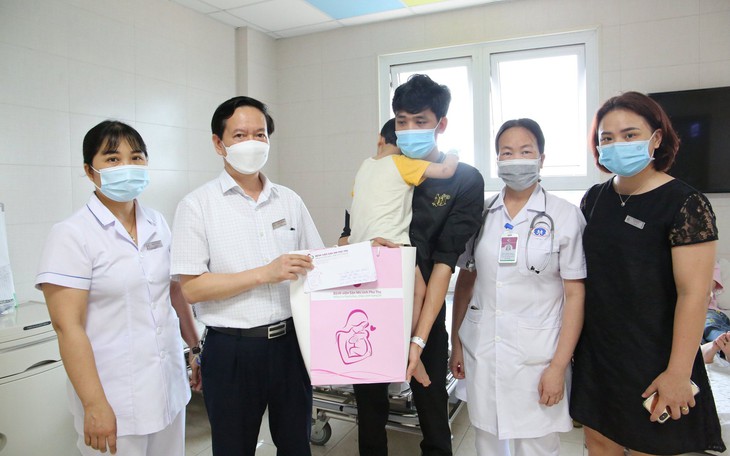 Trao yêu thương đến các bệnh nhi trong ngày Quốc tế Điều dưỡng