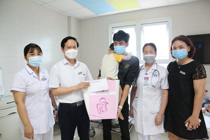 Trao yêu thương đến các bệnh nhi trong ngày Quốc tế Điều dưỡng - Ảnh 1.