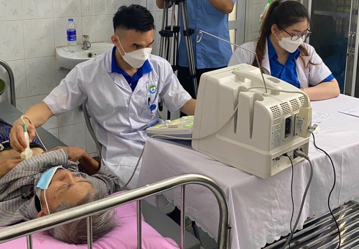 Thầy thuốc trẻ tiên phong tình nguyện, chăm sóc sức khỏe hậu COVID-19 - Ảnh 4. Thầy thuốc trẻ tiên phong tình nguyện, chăm sóc sức khỏe hậu COVID-19 - Ảnh 4.
