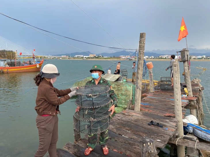 Tàu đánh cá bị chìm trước lúc ra khơi, ngư dân thiệt hại hơm nửa tỷ đồng - Ảnh 2.