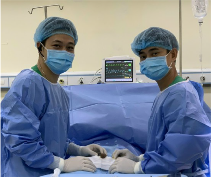Hoảng hốt vì hậu quả dùng máy massge, bơm silicon nâng cấp cậu nhỏ  - Ảnh 2.