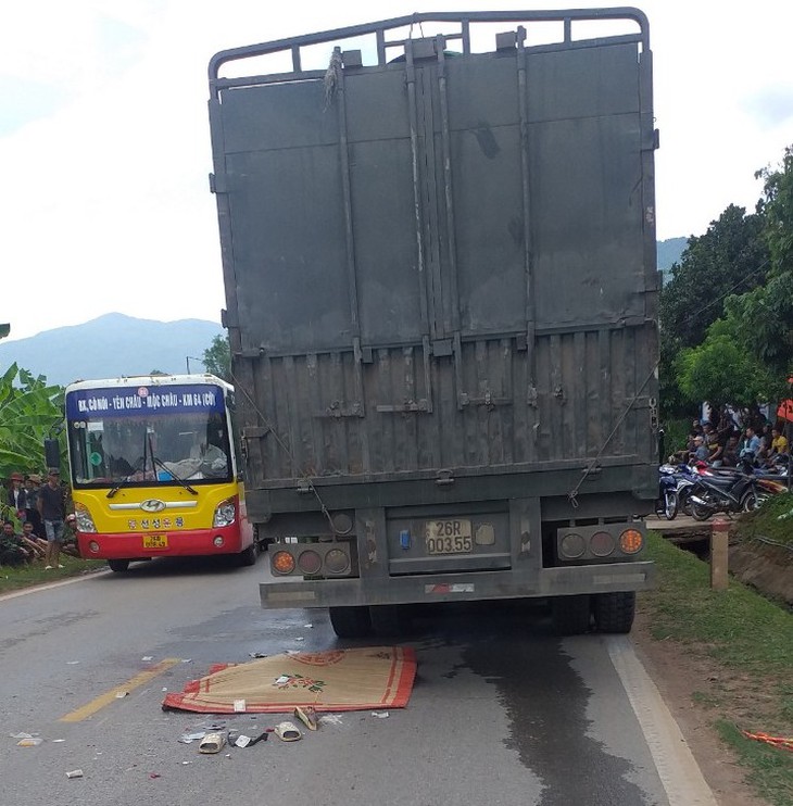 Va chạm với xe đầu kéo trên quốc lộ 6, nam thanh niên đi xe máy tử vong - Ảnh 3. Va chạm với xe đầu kéo trên quốc lộ 6, nam thanh niên đi xe máy tử vong - Ảnh 3.