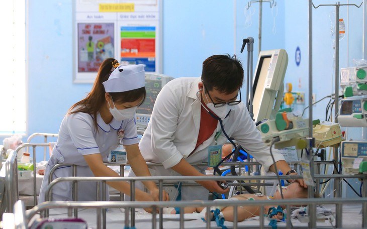 Lo ngại trẻ vừa nhiễm COVID-19 lại đến tay chân miệng, điều trị khó khăn