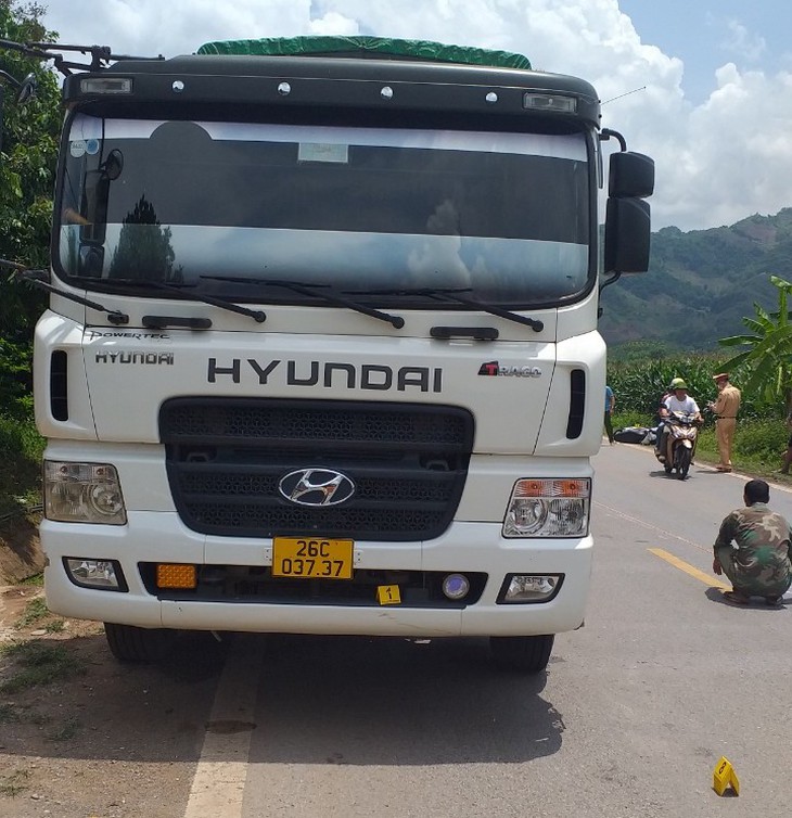 Va chạm với xe đầu kéo trên quốc lộ 6, nam thanh niên đi xe máy tử vong - Ảnh 4. Va chạm với xe đầu kéo trên quốc lộ 6, nam thanh niên đi xe máy tử vong - Ảnh 4.