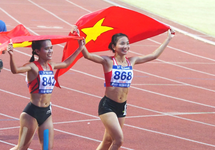 Khoảnh khắc Nguyễn Thị Oanh khoác lên mình lá cờ Tổ quốc sau khi giành HCV thứ 2 - Ảnh 1. Khoảnh khắc Nguyễn Thị Oanh khoác lên mình lá cờ Tổ quốc sau khi giành HCV thứ 2 - Ảnh 1.