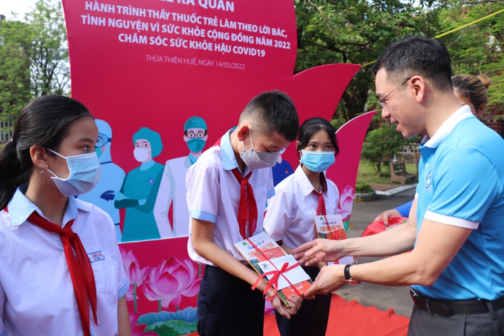 Ra quân Hành trình Thầy thuốc trẻ làm theo lời Bác, tình nguyện vì sức khỏe cộng đồng - Ảnh 5. Ra quân Hành trình Thầy thuốc trẻ làm theo lời Bác, tình nguyện vì sức khỏe cộng đồng - Ảnh 5.
