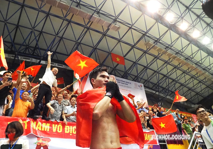 Dân Bắc Ninh “tiếp lửa” Đội tuyển kickboxing Việt Nam xuất sắc giành 5 Huy chương Vàng lúc nửa đêm - Ảnh 2. Dân Bắc Ninh “tiếp lửa” Đội tuyển kickboxing Việt Nam xuất sắc giành 5 Huy chương Vàng lúc nửa đêm - Ảnh 2.