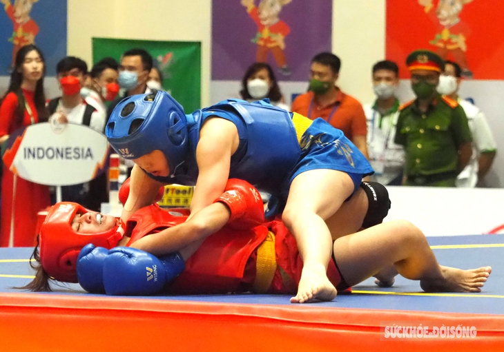 Hơn 800 CĐV mặc áo đỏ sao vàng phủ kín Nhà thi đấu quận Cầu Giấy cổ vũ cho VĐV Tán thủ giành HCV về cho Việt Nam - Ảnh 5. Hơn 800 CĐV mặc áo đỏ sao vàng phủ kín Nhà thi đấu quận Cầu Giấy cổ vũ cho VĐV Tán thủ giành HCV về cho Việt Nam - Ảnh 5.